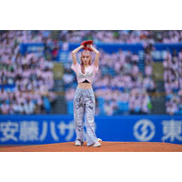 ME:IのSUZUが神宮球場で初始球式、ピンクのユニフォーム姿で堂々投球！ 画像