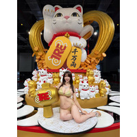 鈴木ふみ奈、台湾で幸せ溢れる誕生日報告！圧巻のゴールドビキニ姿に「美ボディすぎる」ファン歓喜 画像