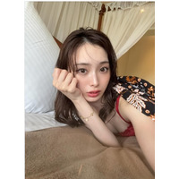 元NMB48・梅山恋和、赤ランジェリーがチラ見のオフショット公開！「めっちゃ可愛いですね」と反響 画像