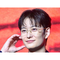 岡田将生、韓国に降臨！洗練されたスーツ＆フチなしメガネスタイルで新ドラマ制作発表会に登場 画像