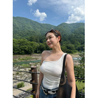 村重杏奈、ワンショルダーのタンクトップで夏の白川郷を満喫！ 画像