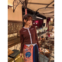 のん、ドラマのオフショットを公開！花柄＆ドットのスカーフを取り入れたコーデが「着こなしていておしゃれ」と好評 画像