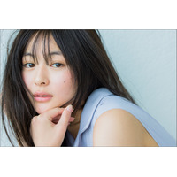 和内璃乃、1stカレンダー発売決定！水着姿やリラックスした部屋着姿を披露！ 画像