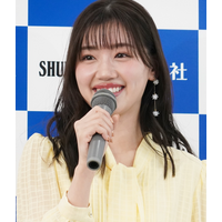 元日向坂46・佐々木美玲、海辺で魅せた“白ワンピ”姿を披露　透明感あふれるショットに反響 画像