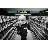 レディー・ガガがファミマ店員に！新CM「ファミマではたらく？」篇が25日放映開始 画像