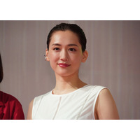 「最高に可愛い」綾瀬はるか、スタッフアカウントが映画のオフショット公開し、ファン歓喜 画像