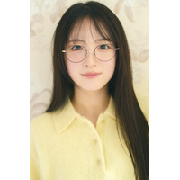 乃木坂46・鈴木佑捺、6期生グラビア企画に登場！メガネ姿やパンを食べる自然体の姿を披露 画像