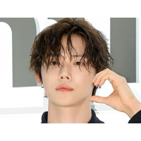 TXT・ヨンジュン、“ウェーブヘア”で雰囲気ガラリ…パリで魅せたアンニュイな表情にドキッ「天才？」 画像