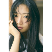 乃木坂46・小津玲奈、6期生グラビア企画「Nogizaka Colors」第5弾に登場！ 画像