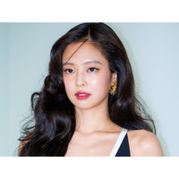 インナー見えてる…BLACKPINK・ジェニー、“大胆衣装”でThe Weeknd韓国公演にサプライズ登場！ 画像
