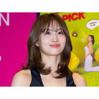 ギリギリな脚組みポーズも…TWICE・モモ、“密着ワンピ”で圧巻プロポーション「うわー！」 画像