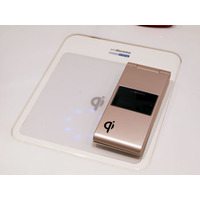 【CEATEC JAPAN 2010（Vol.16）】NTTドコモ、WPC対応の「ワイヤレス充電ケータイ」を展示 画像