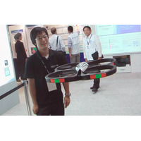 【CEATEC JAPAN 2010（Vol.43）：動画】話題のリモコンヘリ「AR.Drone」の心臓部にエプソントヨココムのジャイロセンサー！ 画像