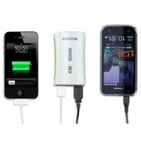 iPadとiPhone 4の2台同時充電が可能な高出力ポータブルUSBバッテリ 画像