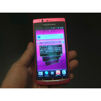 【ビデオニュース】これが「Xperia arc」のSakura Pink 画像