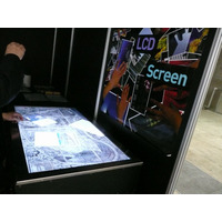 【FINETECH JAPAN 2011（Vol.4）】46型の無制限マルチタッチディスプレイ……多人数での同時利用が可能に 画像