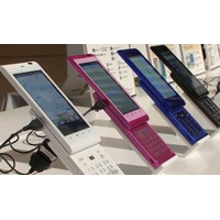 【ビデオニュース】KDDI、スライド型3Dスマートフォン「AQUOS PHONE IS11SH」 画像