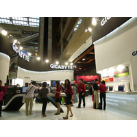 【COMPUTEX TAIPEI 2011（Vol.16）】GIGABYTE、専用ドックや予備バッテリもそろう10.1型Windowsタブレット「S1080」 画像