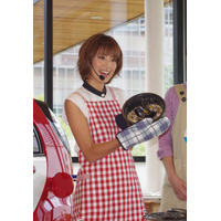 東原亜希さん、i-MiEV の電力でアウトドア料理に挑戦 画像