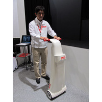 【CEATEC 2011（Vol.16）】ムラタセイサク君の技術を電動歩行アシストカーに応用……村田製作所 画像