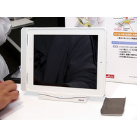 【CEATEC 2011（Vol.23）】iPad 2をスタンドに置くだけでワイヤレス充電……日立マクセル／村田製作所 画像