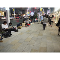 iPhone 4S 明日発売！ Apple Store銀座店ではすでに100人超える行列  画像