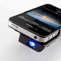 ケースのように装着し、予備バッテリにもなる！ iPhone 4S・4用モバイルプロジェクター 画像