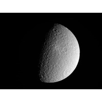 探査機カッシーニが土星の衛星の写真を撮影、多数のクレーターを確認 画像