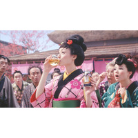 栗山千明「こーりゃ、おどろいたー」と目を丸く！ 「まるで梅酒なノンアルコール」TVCM 画像