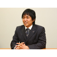 【Wireless Japan 2012】操作性広げる新技術！NTTドコモ、透過型両面タッチディスプレイ端末を展示 画像