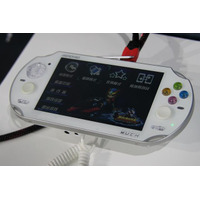 【China Joy 2012】PSVitaそっくりな3G搭載携帯ゲーム機「MUCH」を発見  画像