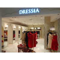 国内商業施設初業態となるレンタルドレス専門店「ドレシア」がエソラ池袋にオープン。プラダやドルガバなどブランドドレスを豊富に用意 画像