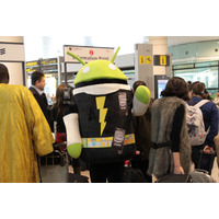 【MWC 2013 Vol.5】開幕前日……空港でインテルドロイド君がお出迎え 画像