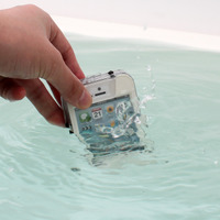 IPX7の防水ケース、iPhone 5をバスルーム等で利用可能 画像