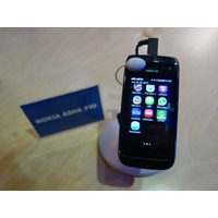 【MWC 2013 Vol.25】体験版LINEをインストールした「Asha」……Nokiaブースで発見 画像