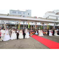 七夕まつりで結婚式！商店街をパレード 画像
