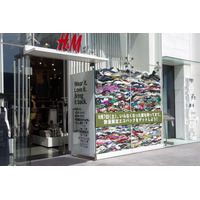 H＆M原宿店、ショーウィンドウが古着でいっぱい！ 画像