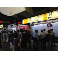 帰宅ラッシュ時の新宿駅で快適なキャリアは？……新iPhoneで調査！ 画像