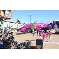 「MARIKO JET」の顔がデカイ　篠田麻里子CAびっくり 画像