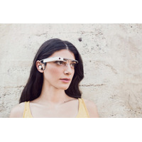 米Google、「Google Glass」改良版を発表、メガネ併用が可能に 画像