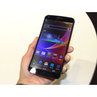 【au2014年春モデル】日本初登場の曲面ディスプレイ採用「LG G Flex LGL23」……25日発売、通話時は顔にフィット 画像