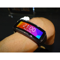 【MWC 2014 Vol.32】サムスン、曲面有機EL搭載「Gear Fit」もTizen OS搭載 画像