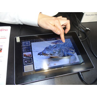 【MWC 2014 Vol.59】富士通、「画面を触るとザラザラ、ツルツルするタブレット」を展示 画像