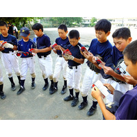 野球少年は「PLAY BALL 2014」手帳に夢中……地域スポーツを応援するマクドナルド 画像