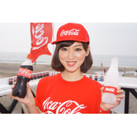 ”氷のボトル”でコカ・コーラを飲む　由比ケ浜海の家 画像