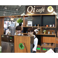 【CEATEC 2014　Vol.47】会場内でコーヒーを飲みながらスマホの充電ができるスポットがある――Qi 画像