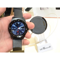 KDDI、丸型画面スマートウォッチ「LG G Watch R」を12月に国内発売 画像