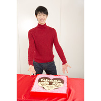 羽生結弦、特大手作りチョコに笑顔！ 「恥ずかしいですけど本当嬉しい」 画像