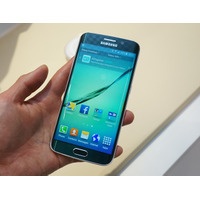 【MWC 2015 Vol.20】両側曲面ディスプレイ搭載、サムスンが「GALAXY S6 Edge」を発表 画像