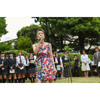 一青窈、“百年続いた”ハナミズキの前で…園芸高校式典で熱唱！ 画像